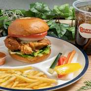 バーガーにサンドされる特製のフライドチキンは、1枚200gという大きさ。味も量も満足できる看板メニューです。選べる自家製ディップソースは全9種類。その日の気分で変えてみるのもおすすめです。