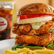 特製フライドチキン200gを2段重ね、新鮮なトマト・オニオン・サラダ菜で挟み込んだハンバーガー。自家製タルタルソースもたっぷりの、フォトジェニックなヴォリューム満点の人気メニューです。