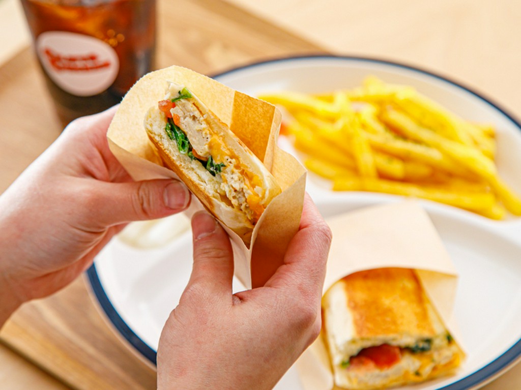 チーズが口いっぱいに広がる。ジャンク感漂う特製パニーニ『チキンパニーニ（チーズ入り）　セット』