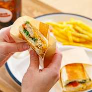 鶏ひき肉と軟骨のつくね風ステーキをチーズとグリルし、ほうれん草とトマトと一緒に挟んだ一品。パリッと香ばしいパンからトロトロのチーズが口いっぱいに広がる、ジャンク感漂う特製パニーニです。