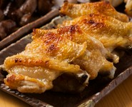 パリッとした皮としっとりとしたお肉が一緒に食べられる手羽先。他のお肉とは違った触感・旨味をお楽しみいただけます。