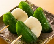 他では見られない！ゴロッとした胡瓜とかぶの漬物を串に刺して提供しています