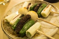 野菜串（2本)とうずら串（1本）のセット。お肉とは違った野菜の甘味やうずら卵の素朴な味がこれまた美味しい！