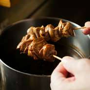 焼き鳥のタレには、昭和20年創業から60年以上の継ぎ足し秘伝ダレを使用。塩とはまた違った鶏肉への絡みは実食の価値あり。

