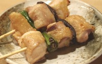1人前2本。間に挟んだ野菜がももからジュワリと溢れた肉汁を吸って普通の野菜焼とは違った美味しさ
