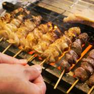 放し飼いにして育てた伊達鶏を自家で朝びきした、こだわりの焼き鳥を練職人が絶妙な火加減で焼き上げます。新鮮な鶏本来のコクと旨味をお楽しみください。