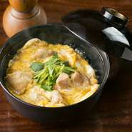 当店の名物の親子丼をコースの〆に合う大きさでご提供いたします！まだ物足りない、まだ少し食べられる、ご飯も欲しい時等に是非ご注文ください！
