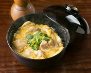 当店の名物の親子丼をコースの〆に合う大きさでご提供いたします！まだ物足りない、まだ少し食べられる、ご飯も欲しい時等に是非ご注文ください！