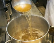 鳥を長時間煮込んで作り上げたスープは濃厚な鳥の香りと味をご堪能いただけます。