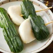 カブとキュウリが串に並んで刺さった一風変わった漬物です。口直しには最適！