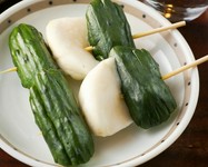カブとキュウリが串に並んで刺さった一風変わった漬物です。口直しには最適！