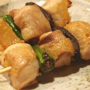 美味しい油を持つお肉の間にネギ、シシトウを挟み焼いております。肉は当然ながら、脂を吸った野菜も美味！