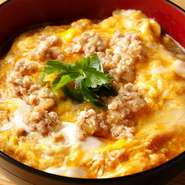 「限定　一日二十食」売り切れ次第終了です。美味しい伊達鳥のひき肉を、秘伝のタレで調理したそぼろを使った親子丼です。親子丼とはまた違った風味を是非ともご堪能ください。