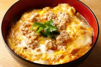 「限定　一日二十食」売り切れ次第終了です。美味しい伊達鳥のひき肉を、秘伝のタレで調理したそぼろを使った親子丼です。親子丼とはまた違った風味を是非ともご堪能ください。