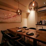 木目を基調とした内装で、椅子は福岡のデザイナーによるものだとか。食器は3人の作家の焼き物と伊万里焼が使われており、料理に華を添えてくれます。ワイングラスは、木村硝子店のグラスとリーデルグラス。