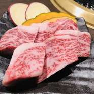 細かいサシと繊維で口の中で解けるような食感が特徴！ぜひご堪能ください。