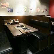 落ち着いた雰囲気の空間でごゆっくりとお食事をお楽しみください。店内には、ご家族でも過ごしやすいゆったり広いソファー席や、デートやサク飯にオススメなカウンター席も完備。