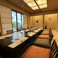 全席が広々とした完全個室。庭の眺めを愛でられる部屋が人気