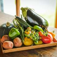 シェフ自らが育てた旬の野菜、果物、ハーブを使用
