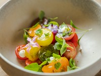 “採れたて”ならではの力強い風味にノックアウト『いろいろなトマトの前菜』