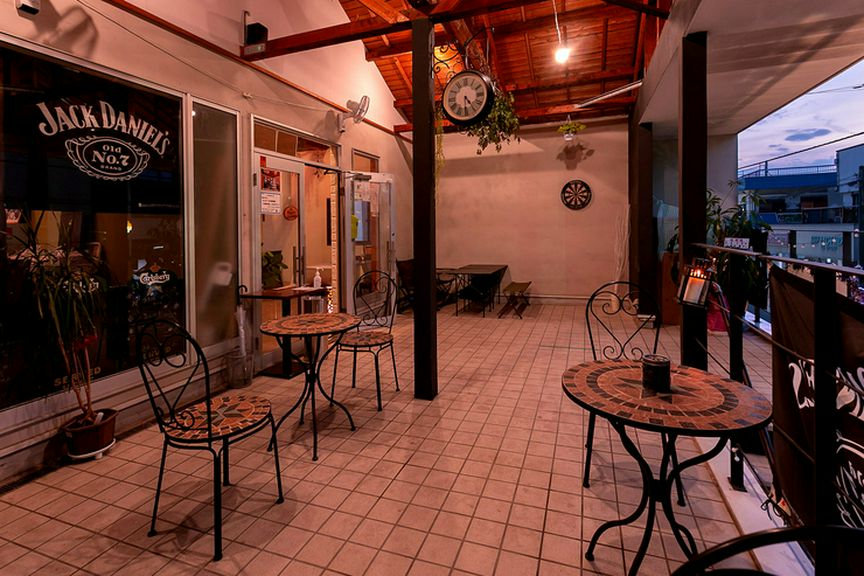 都会の喧騒を忘れさせてくれるテラス席で、贅沢なひとときを