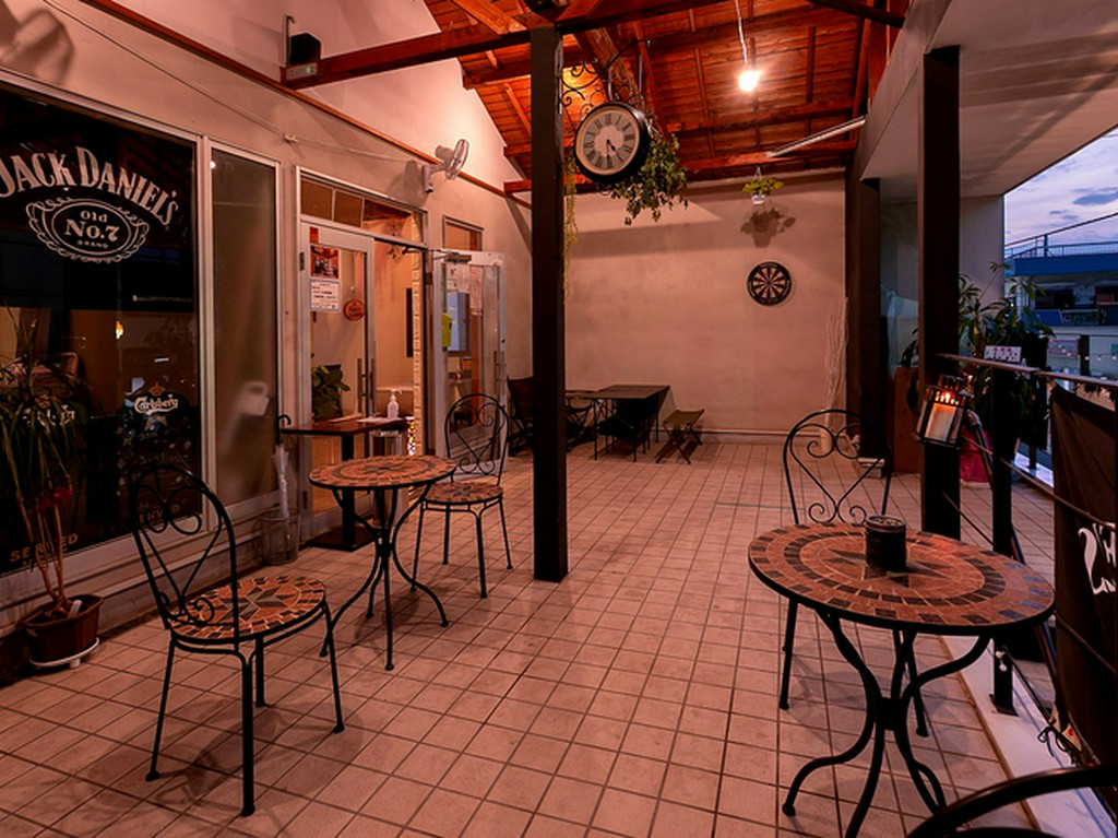 都会の喧騒を忘れさせてくれるテラス席で、贅沢なひとときを