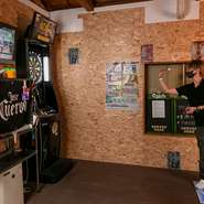 新しいスタイルのダーツスポットである【yaya～矢屋～iriso　terrace】。ダーツ場を併設しているダイニングバーなので、仲間同士で競い合ったり、一人の時間を充実させたりと、愉しみの時間を満喫できます。