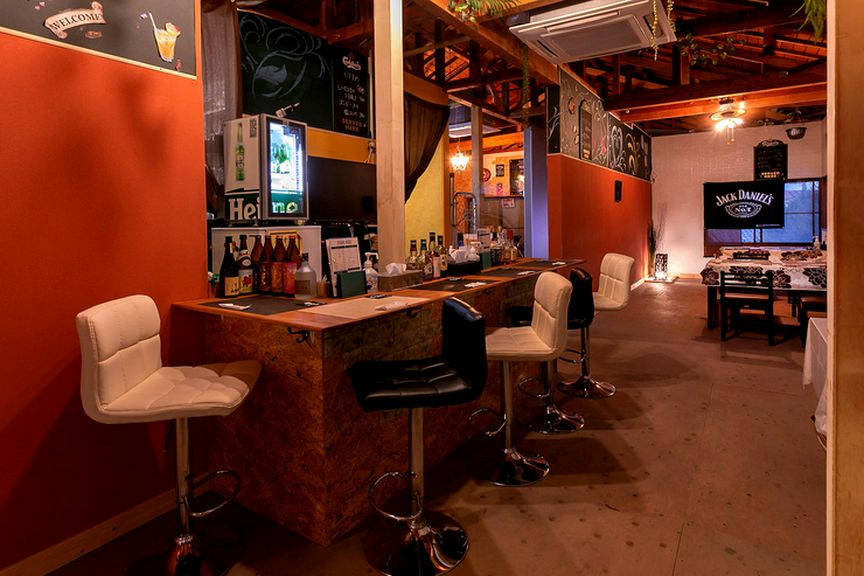 オシャレな雰囲気のカウンター席で、静かにワインを傾ける