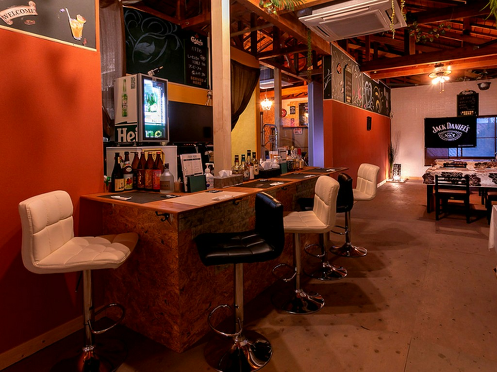 オシャレな雰囲気のカウンター席で、静かにワインを傾ける