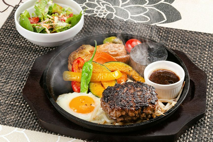 国産粗挽きビーフ100%。丁寧につくり上げた手捏ねハンバーグ『国産牛100%粗挽きハンバーグ』