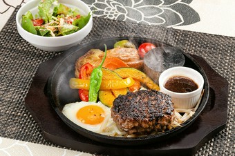 国産粗挽きビーフ100%。丁寧につくり上げた手捏ねハンバーグ『国産牛100％粗挽きハンバーグ』