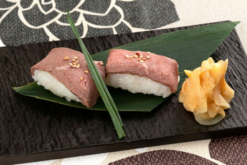 食感はしっとり柔らか。自家製ローストビーフの握り『ローストビーフのお寿司』