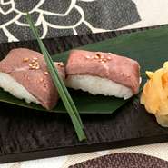 小林氏おすすめの厳選国産牛を使用した、こだわりの自家製ローストビーフ。食感はしっとり柔らか。お米は日本を代表する秋田のお米「あきたこまち」を使用しています。