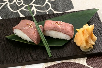 食感はしっとり柔らか。自家製ローストビーフの握り『ローストビーフのお寿司』