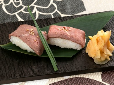 食感はしっとり柔らか。自家製ローストビーフの握り『ローストビーフのお寿司』