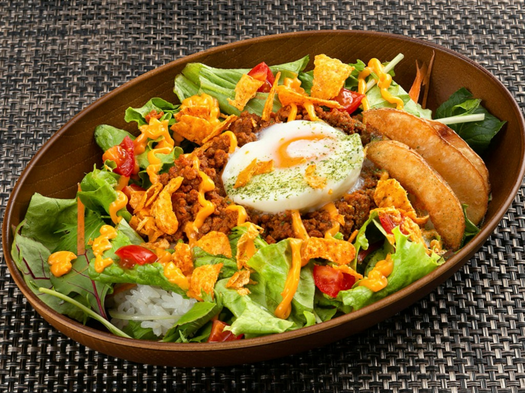 ピリッとしたスパイスがクセになる沖縄のご当地メニュー『スパイシータコライス（スープ付き）』