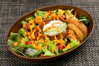 ピリッとしたスパイスがクセになる沖縄のご当地メニュー『スパイシータコライス（スープ付き）』