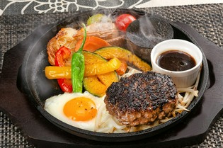 肉汁を閉じ込めた逸品『国産牛100％粗挽きハンバーグ』