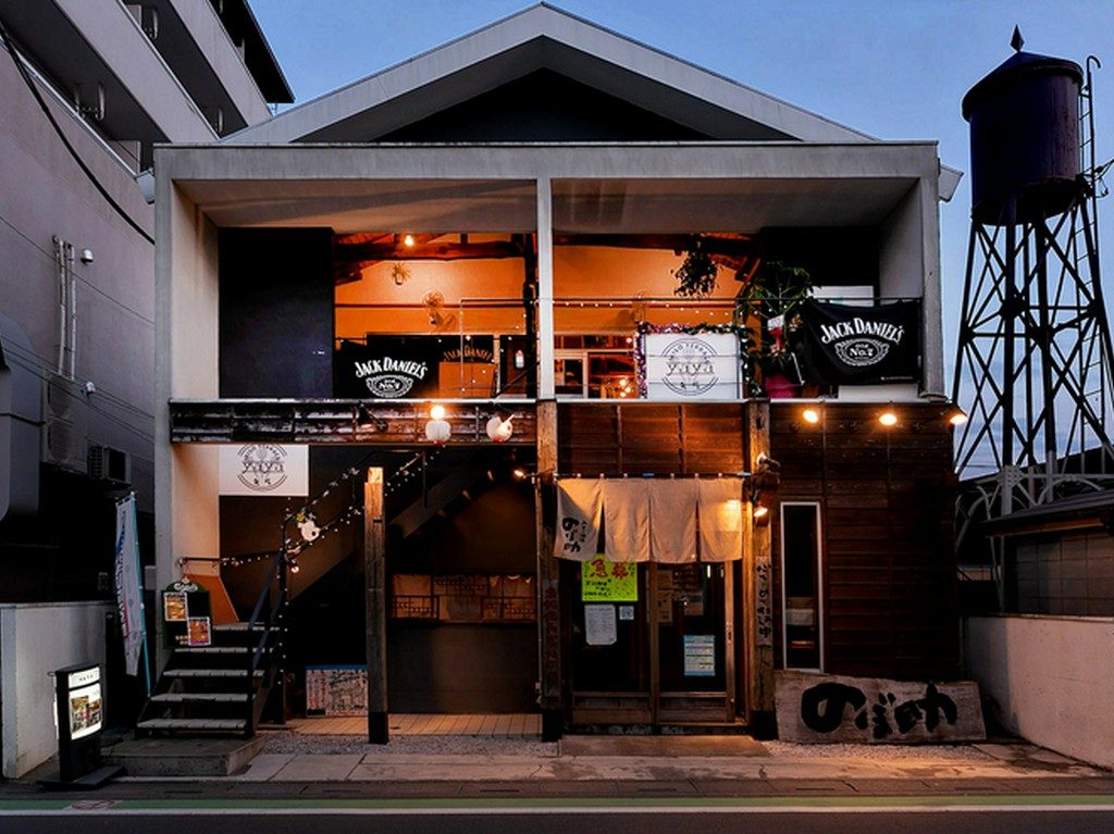 食事と会話とダーツを楽しめる、気さくに通える大人の社交場