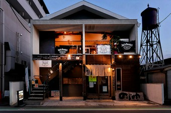 食事と会話とダーツを楽しめる、気さくに通える大人の社交場