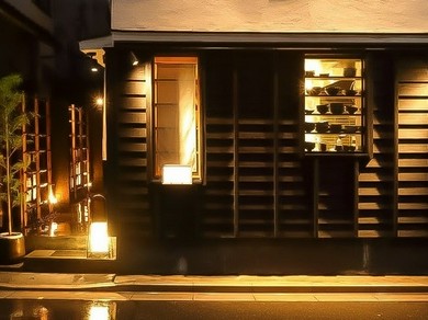 カウンター越しに店主との会話も肴に、くつろぐ気ままなひと時