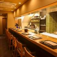 カウンター7席、２階テーブル16席