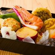予算に合わせて並～特上まで用意してもらうことが可能な各種お弁当。仕事の会食やお花見など、様々な集いに喜ばれる華やかさがあります。もちろん自宅でゆっくり味わうのも幸せな時間。前もっての予約がオススメ。