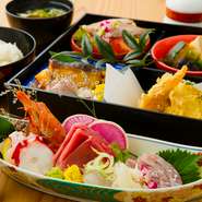 四季折々の食材を使った松花堂は、定食としてもお弁当として持ち帰りも可能です。岩中ポークのサラダや高野豆腐の煮込みなど、刺身、焼物、煮物とバリエーション豊かで華やかな逸品。