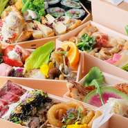 夜のお弁当は前日の21時までのご予約で、次の日の17時より受け取りが可能となります。ぜひ早めのご予約がオススメ。また、豊富な日本酒はスタッフみんなで飲んで選んだものばかり。おいしさお墨付きです。