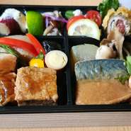 お魚とお肉の煮物がメイン、そこにプラスで季節のお野菜を使ったお惣菜が入るお弁当です。
メインはお魚+お魚、お肉+お肉に変更も可能です！
別で白ご飯、たこ飯、カニ飯から選んで頂いてご飯もお付け出来ます！