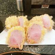 アボカドエキスで飼育した風味と味のバランスが特殊であり絶妙な銘柄。甘さをしっかりと噛み締めることのできるジューシーなブランド豚です。