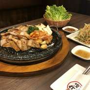 脂を落としてカリカリに焼いたサムギョプサルをサンチュやエゴマの葉といった葉野菜で包み、味噌やネギの和え物と共に味わいます。炒めたキムチやニンニク、ゴマ油につけても美味しいです。＋500円で炒めご飯も！