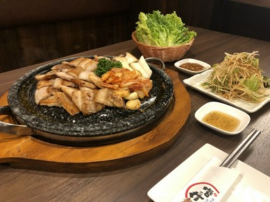 自慢の石サムギョプサルセットも1848円から！
