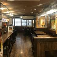 ご家族やお仲間と賑やかにお食事を楽しめるテーブル席をご用意。お席の間隔をゆったりとお取りしておりますので、お子様連れものびのびとお食事をお楽しみいただけます！